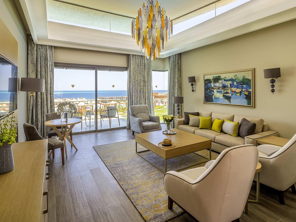 Lagoon Deluxe Suite King Bed Sea View del hotel Rixos Premium Magawish Suites and Villas. Foto 1