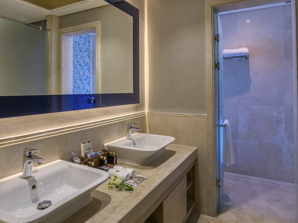 Lagoon Deluxe Suite King Bed Sea View del hotel Rixos Premium Magawish Suites and Villas. Foto 2