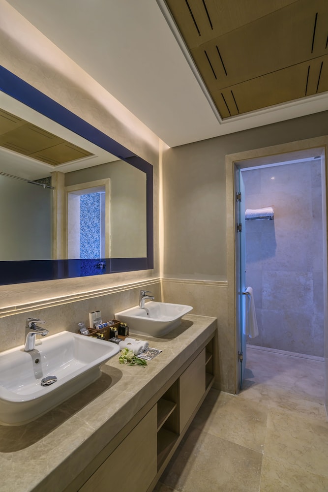 Lagoon Deluxe Suite King Bed Sea View del hotel Rixos Premium Magawish Suites and Villas. Foto 5
