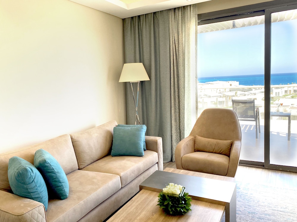 Suite Twin beds with Sea View del hotel Rixos Premium Magawish Suites and Villas. Foto 4