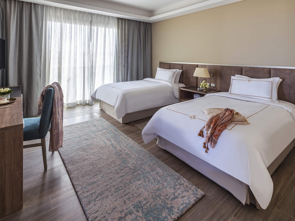 Suite familiar, varias camas (Executive) del hotel Rixos Premium Magawish Suites and Villas. Foto 1
