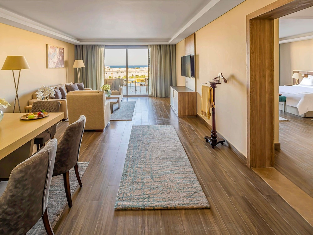 Suite familiar, varias camas (Executive) del hotel Rixos Premium Magawish Suites and Villas. Foto 3