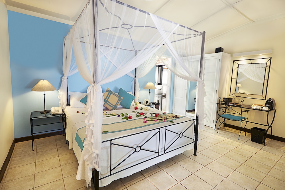 Bungalow de playa del hotel Kuredu Resort & Spa, Maldives. Foto 1