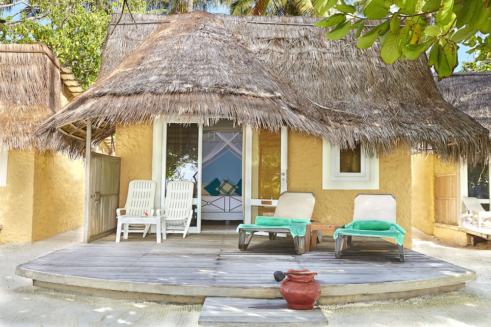 Bungalow de playa del hotel Kuredu Resort & Spa, Maldives. Foto 2