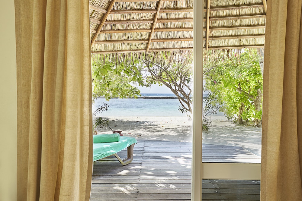 Bungalow de playa del hotel Kuredu Resort & Spa, Maldives. Foto 3