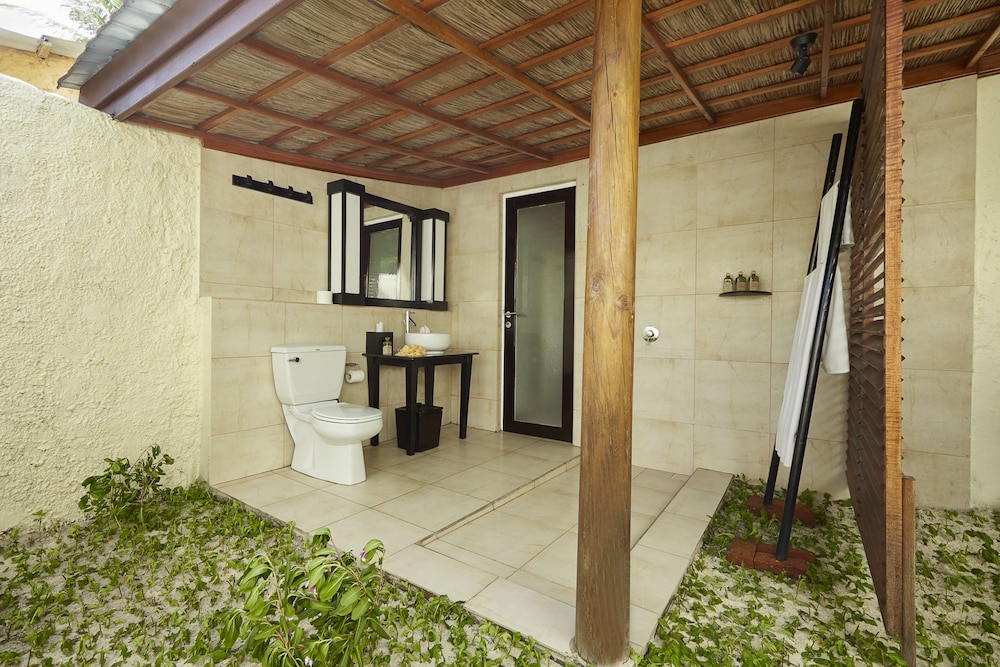 Bungalow de playa del hotel Kuredu Resort & Spa, Maldives. Foto 4