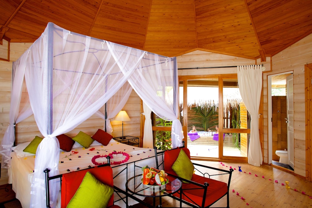 Villa, bañera de hidromasaje, junto a la playa del hotel Kuredu Resort & Spa, Maldives