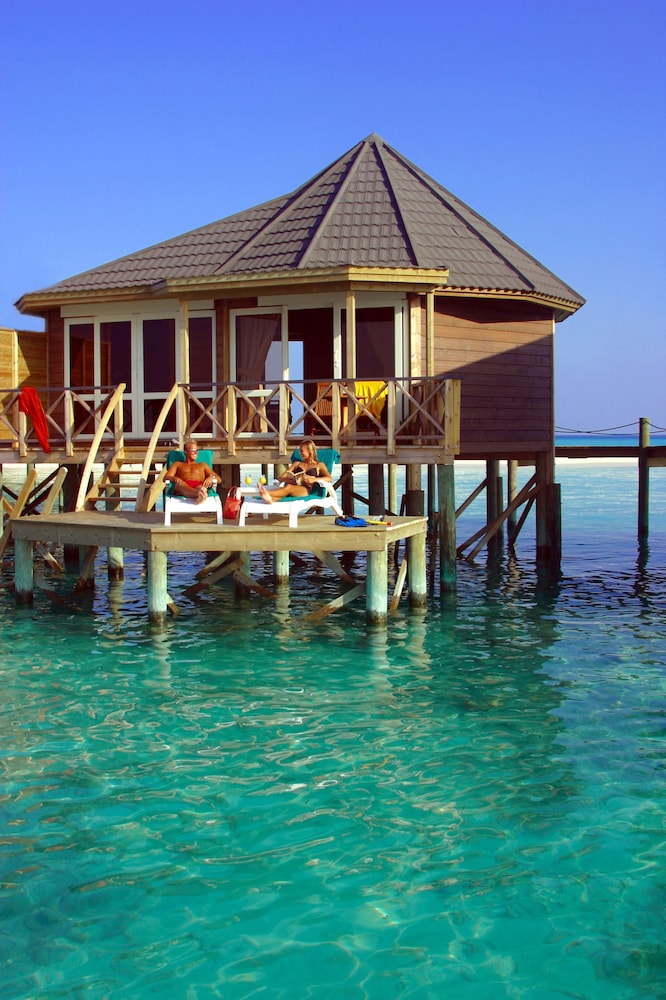 Villa, sobre el agua del hotel Kuredu Resort & Spa, Maldives. Foto 1