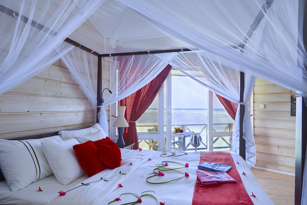 Suite de luna de miel, sobre el agua del hotel Kuredu Resort & Spa, Maldives. Foto 2