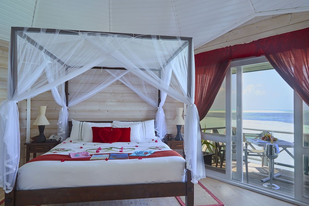 Suite de luna de miel, sobre el agua del hotel Kuredu Resort & Spa, Maldives. Foto 3