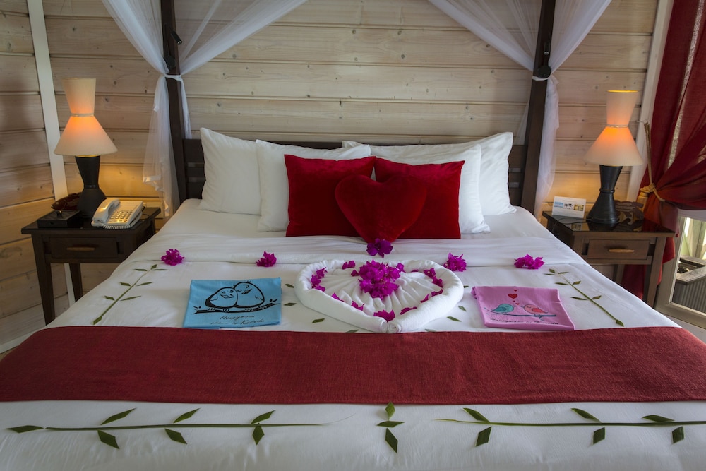 Suite de luna de miel, sobre el agua del hotel Kuredu Resort & Spa, Maldives. Foto 4