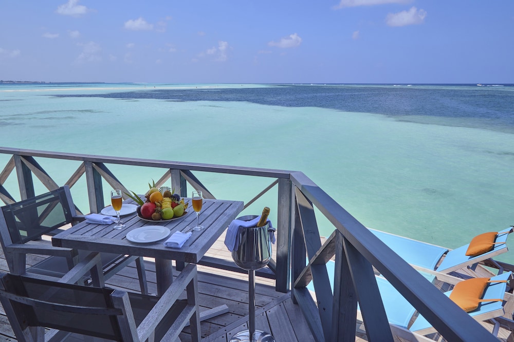 Suite de luna de miel, sobre el agua del hotel Kuredu Resort & Spa, Maldives. Foto 7