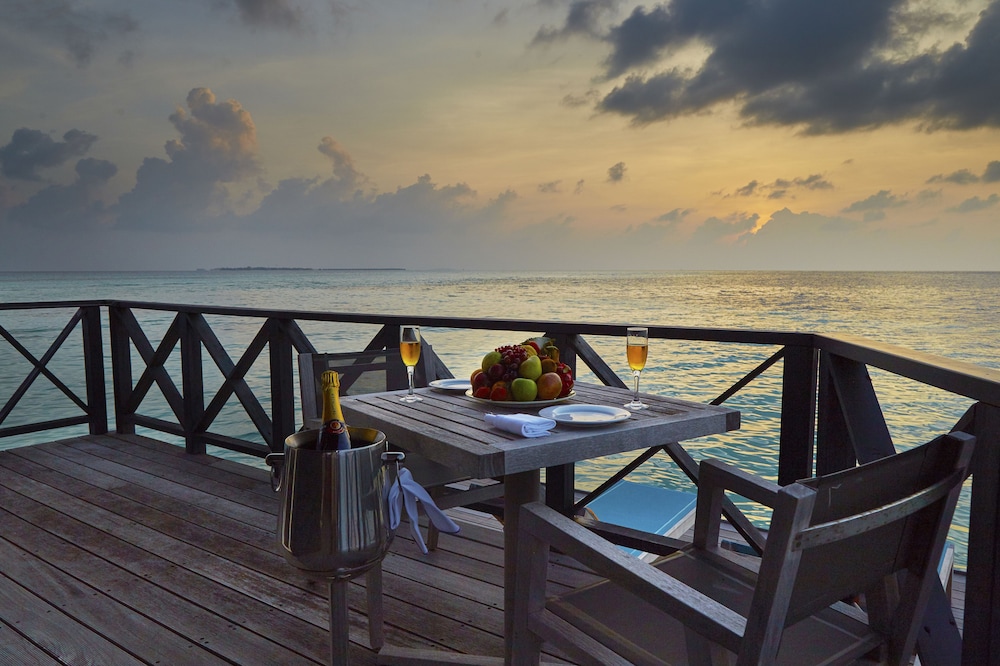 Suite de luna de miel, sobre el agua del hotel Kuredu Resort & Spa, Maldives. Foto 8