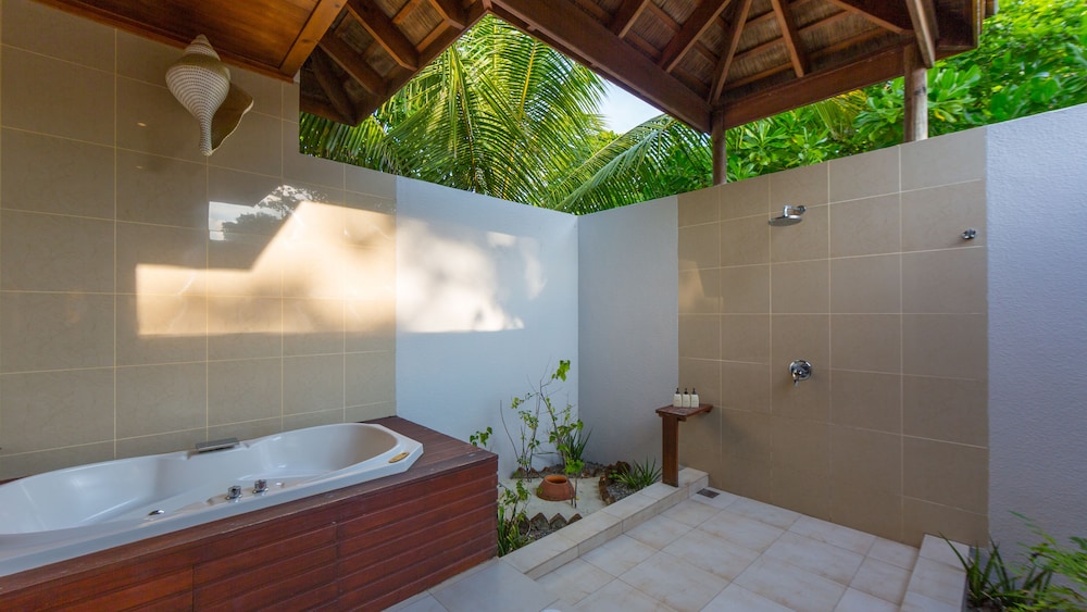 Suite familiar, piscina privada del hotel Kuredu Resort & Spa, Maldives. Foto 4