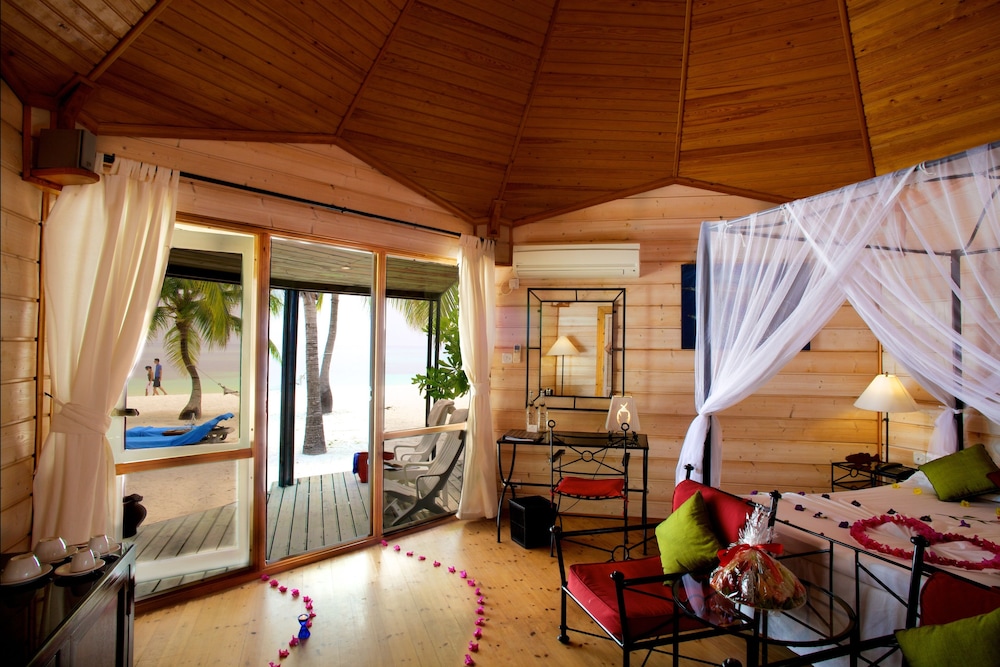 Villa O con Jacuzzi junto a la playa del hotel Kuredu Resort & Spa, Maldives. Foto 1