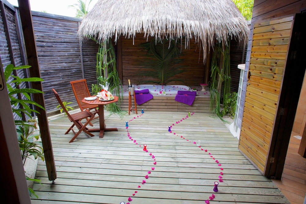 Villa O con Jacuzzi junto a la playa del hotel Kuredu Resort & Spa, Maldives. Foto 2
