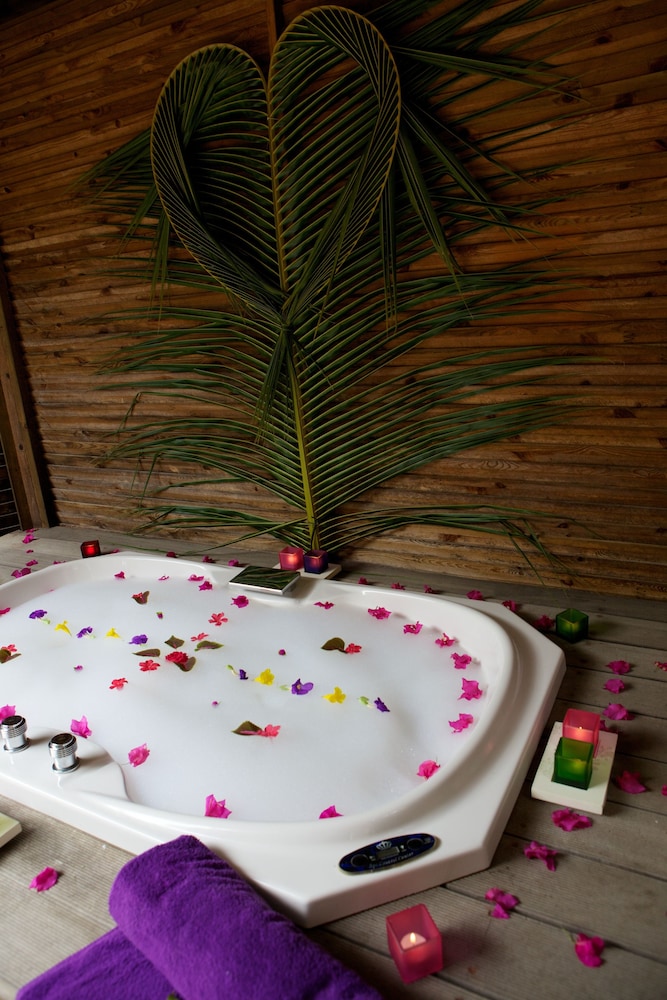 Villa O con Jacuzzi junto a la playa del hotel Kuredu Resort & Spa, Maldives. Foto 6