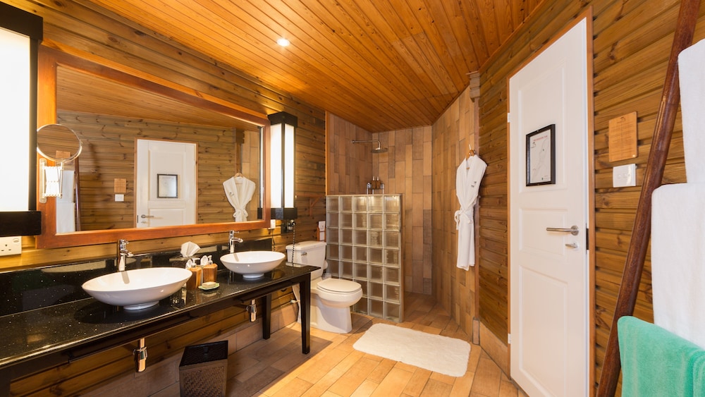 Villa Sangu con Jacuzzi junto a la playa del hotel Kuredu Resort & Spa, Maldives. Foto 4