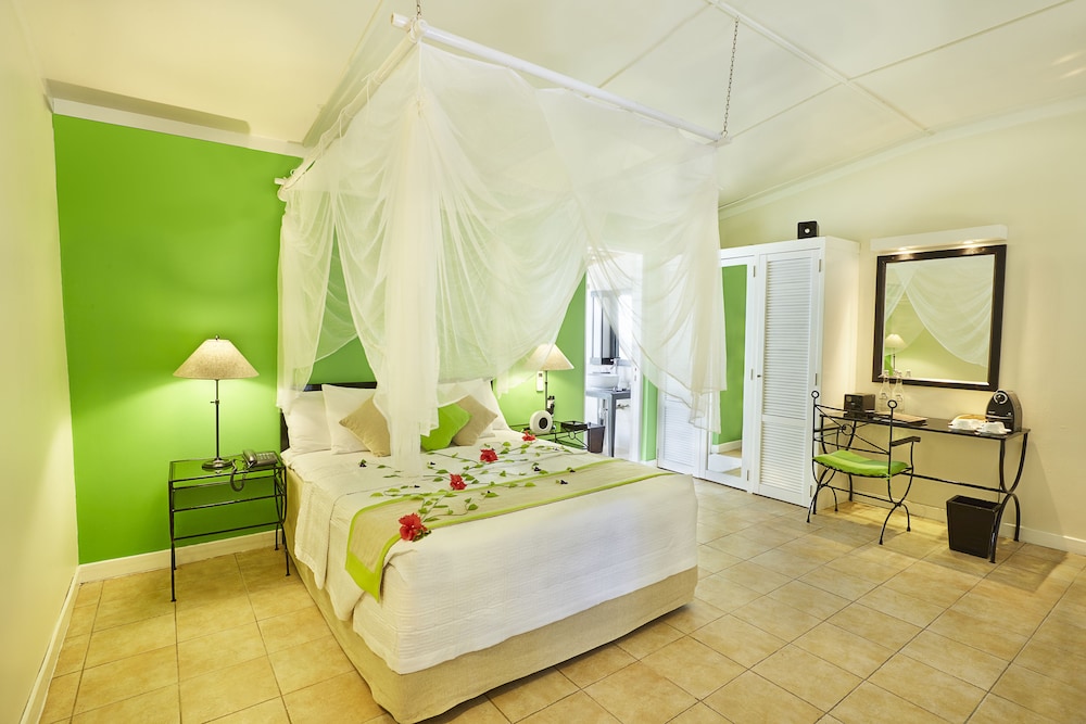 Bungalow, en la zona del jardín del hotel Kuredu Resort & Spa, Maldives. Foto 1