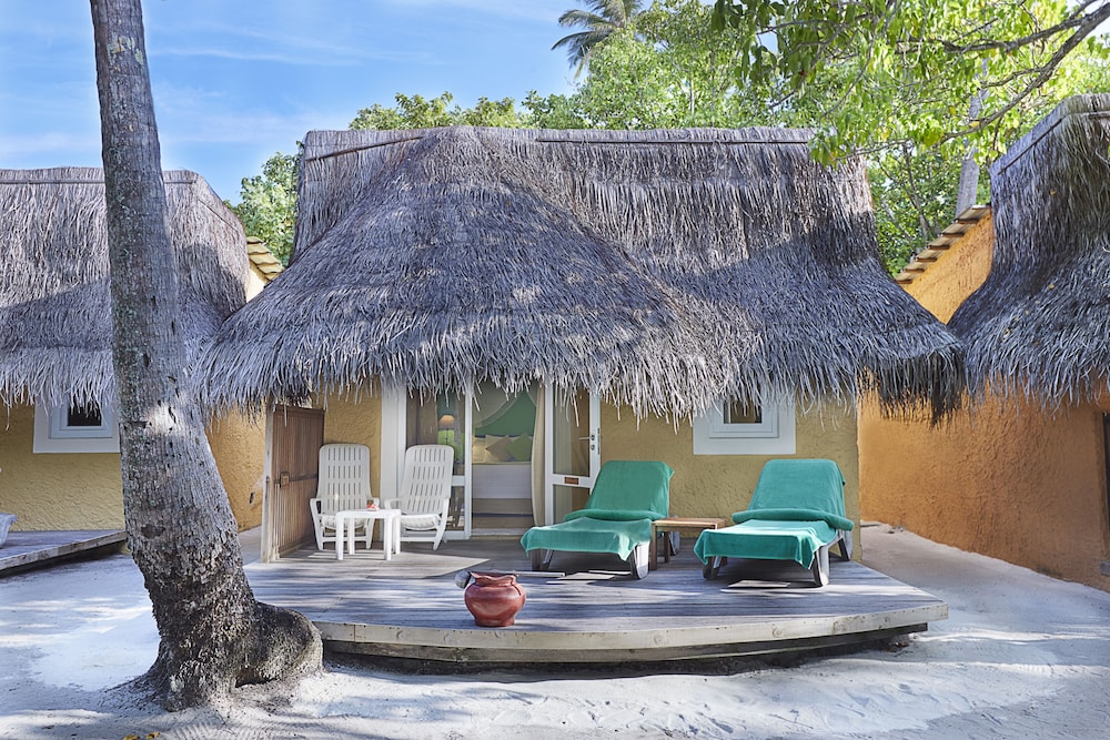 Bungalow, en la zona del jardín del hotel Kuredu Resort & Spa, Maldives. Foto 2