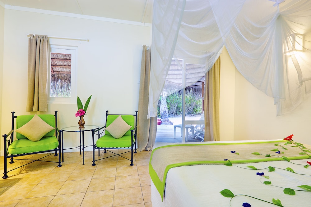 Bungalow, en la zona del jardín del hotel Kuredu Resort & Spa, Maldives. Foto 3