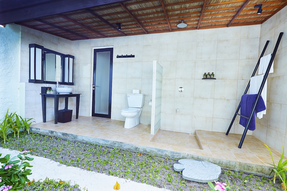 Bungalow, en la zona del jardín del hotel Kuredu Resort & Spa, Maldives. Foto 4