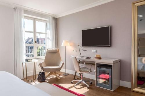 Habitación Familiar con vistas del hotel Nh Collection Brussels Grand Sablon. Foto 6