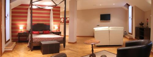 Suite con bañera de hidromasaje del hotel Campos De Baeza. Foto 1
