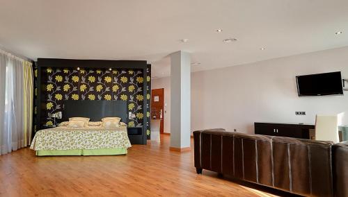 Suite con bañera de hidromasaje del hotel Campos De Baeza. Foto 5