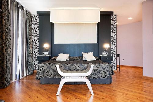Suite con bañera de hidromasaje del hotel Campos De Baeza. Foto 8
