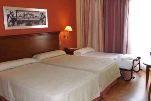 Habitación Doble con cama supletoria - 1 o 2 camas del hotel Campos De Baeza. Foto 5