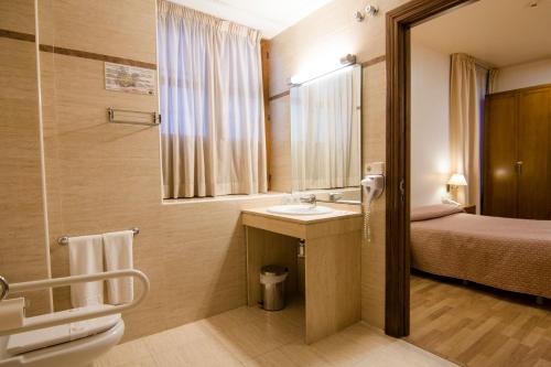 Habitación Doble Económica del hotel Granada Centro. Foto 4