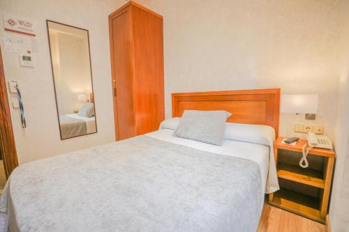Habitación Doble Pequeña del hotel Granada Centro. Foto 5