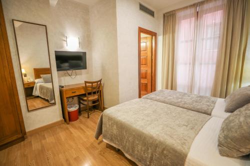 Habitación Doble Estándar - 2 camas del hotel Granada Centro. Foto 9