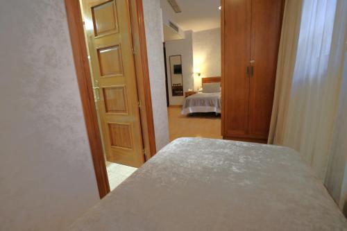 Habitación Triple Estándar del hotel Granada Centro. Foto 1