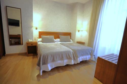 Habitación Triple Estándar del hotel Granada Centro. Foto 4