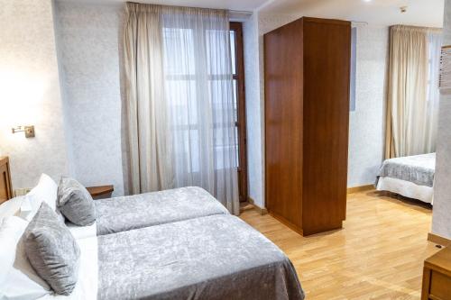Habitación Triple Estándar del hotel Granada Centro. Foto 6