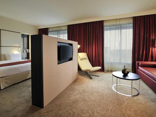 Suite Junior con cama extragrande del hotel Pullman Kinshasa Grand. Foto 3