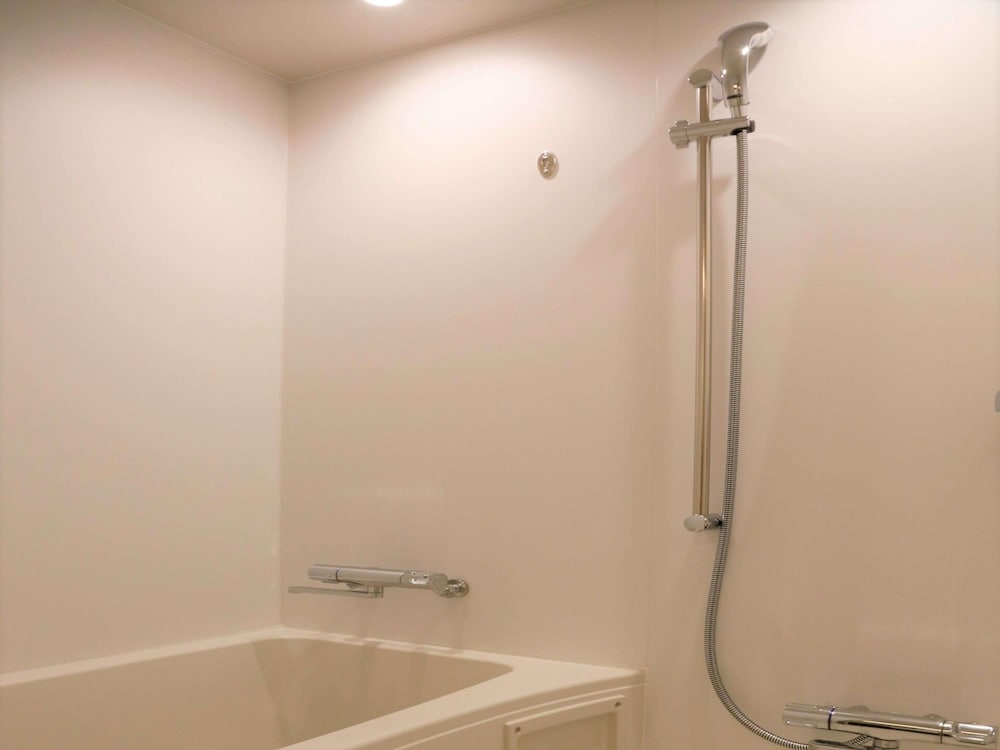 Habitación Superior con 3 camas individuales del hotel Ibis Styles Tokyo Bay. Foto 4