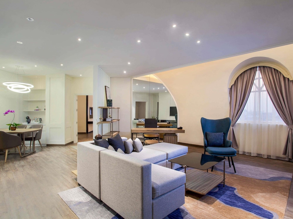 Suite ejecutiva, 1 cama de matrimonio grande del hotel Mercure Jakarta Batavia. Foto 1