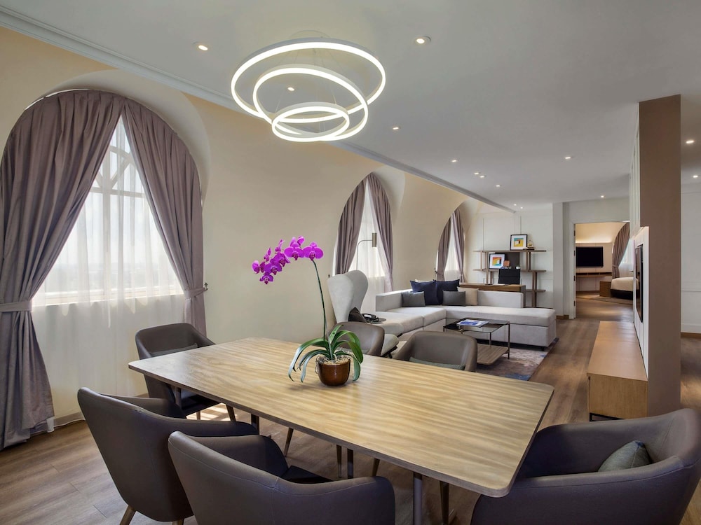 Suite presidencial, varias camas del hotel Mercure Jakarta Batavia