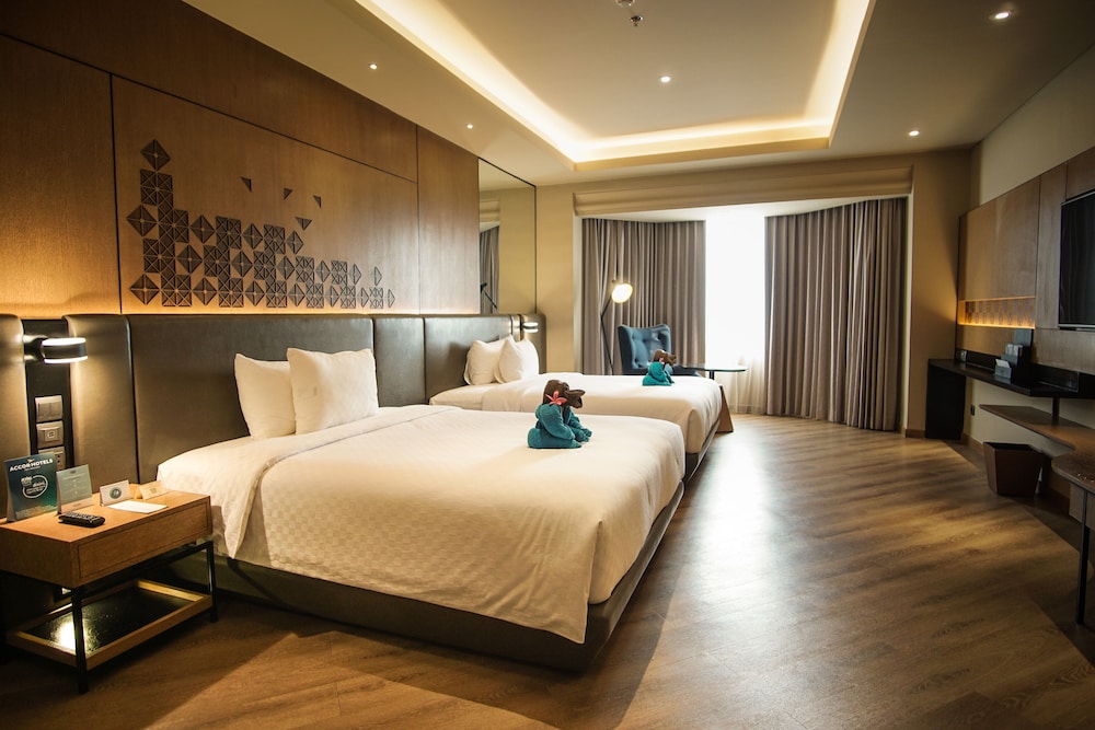Habitación familiar, 2 camas de matrimonio del hotel Mercure Jakarta Batavia. Foto 1