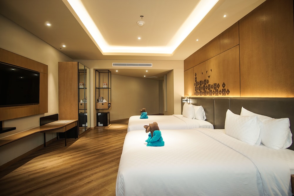 Habitación familiar, 2 camas de matrimonio del hotel Mercure Jakarta Batavia. Foto 2