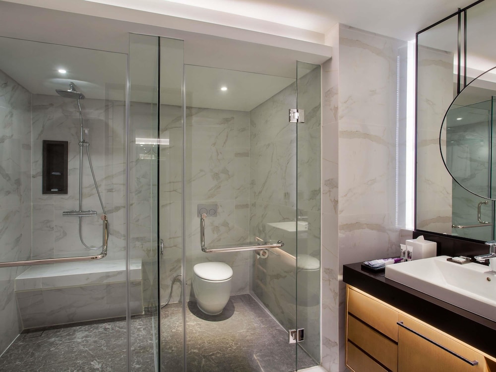 Habitación familiar, 2 camas de matrimonio del hotel Mercure Jakarta Batavia. Foto 3