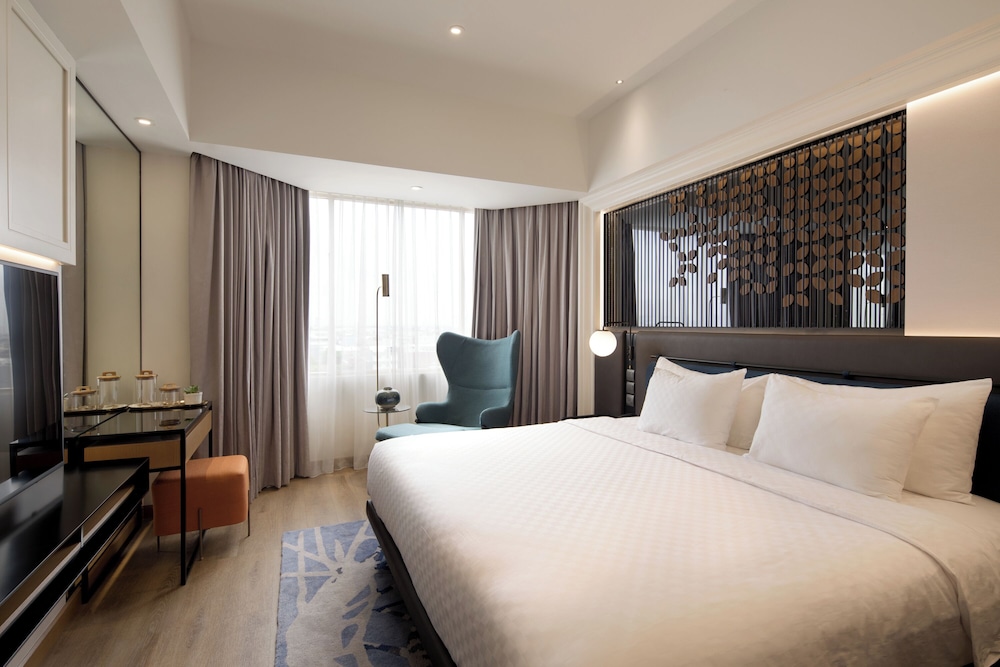 Suite junior, 1 cama de matrimonio grande del hotel Mercure Jakarta Batavia. Foto 1