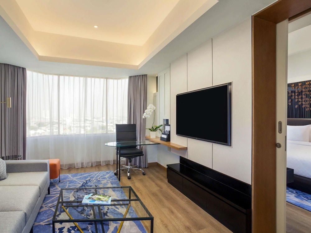 Suite junior, 1 cama de matrimonio grande del hotel Mercure Jakarta Batavia. Foto 3