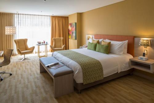Habitación Deluxe con cama extragrande del hotel El Dorado Bogota. Foto 3