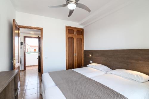 Apartamento con 1 dormitorio (vista lateral al mar) del hotel Montemayor. Foto 1