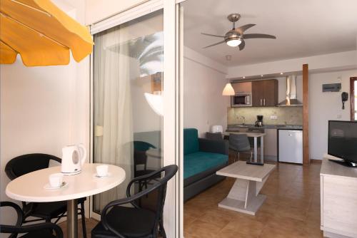 Apartamento con 1 dormitorio (vista lateral al mar) del hotel Montemayor. Foto 3