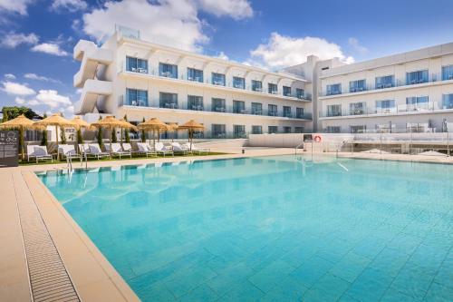 Habitación Doble con vistas a la piscina del hotel Grupotel Conil Playa. Foto 4